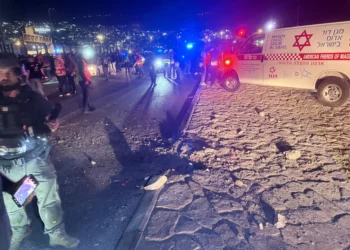 Un herido grave en Karmiel por cohetes de Hezbolá antes de la tregua