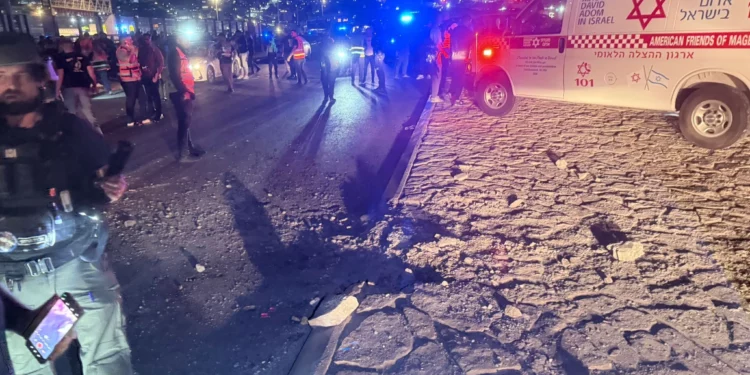 Un herido grave en Karmiel por cohetes de Hezbolá antes de la tregua