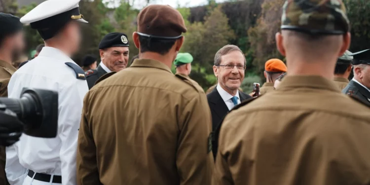 Herzog elogia a soldados israelíes en el Día de la Independencia
