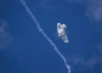 Humo y explosión tras la interceptación de un cohete de Hezbolá sobre Kiryat Shmona, en el norte de Israel, en la frontera con el Líbano, el 9 de abril de 2026. (AP/Ariel Schalit)