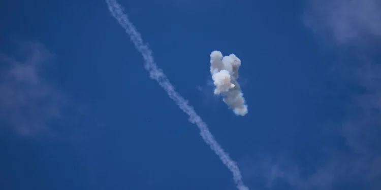 Humo y explosión tras la interceptación de un cohete de Hezbolá sobre Kiryat Shmona, en el norte de Israel, en la frontera con el Líbano, el 9 de abril de 2026. (AP/Ariel Schalit)