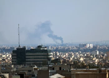 El humo se eleva desde el lugar donde se produjo un ataque en Teherán el 1 de abril de 2026. (AFP)
