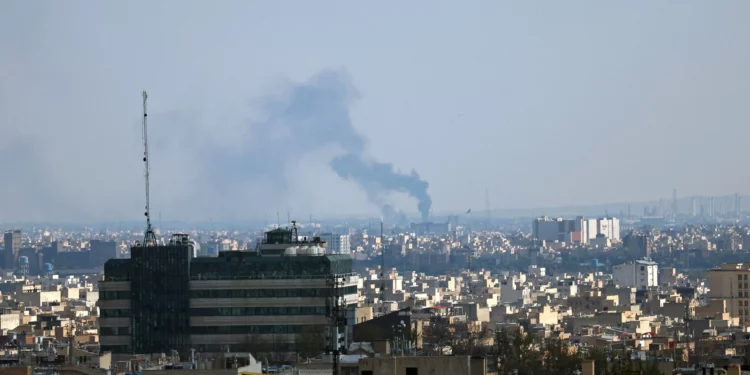 El humo se eleva desde el lugar donde se produjo un ataque en Teherán el 1 de abril de 2026. (AFP)