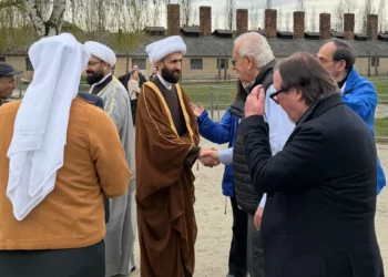 Imán nacido en Irán llama “entidad terrorista” al régimen de Jamenei desde Auschwitz-Birkenau