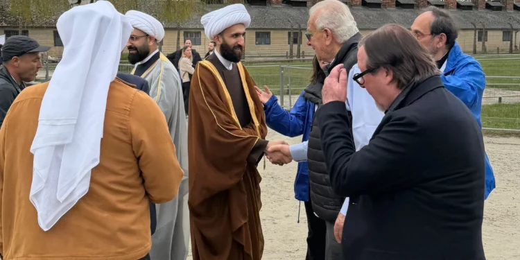 Imán nacido en Irán llama “entidad terrorista” al régimen de Jamenei desde Auschwitz-Birkenau