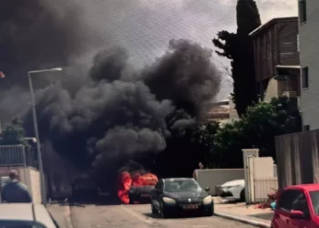 Una mujer herida en un ataque con cohetes de Hezbolá en Nahariya