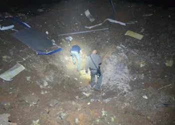 Un misil iraní impacta y deja un gran cráter junto a una escuela en Petah Tikva