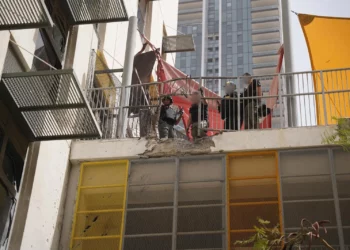 Submuniciones iraníes impactan junto al cuartel general de las FDI