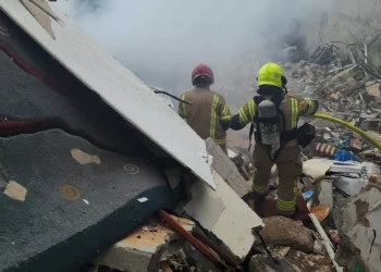 Grave riesgo de derrumbe de edificio en Haifa tras impacto de un misil iraní