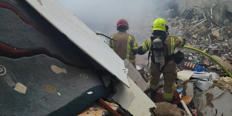 Grave riesgo de derrumbe de edificio en Haifa tras impacto de un misil iraní