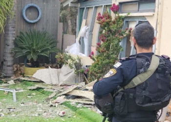 Un agente de policía examina los daños causados por el impacto de un cohete en Kiryat Shmona, el 2 de abril de 2026. (Policía de Israel)