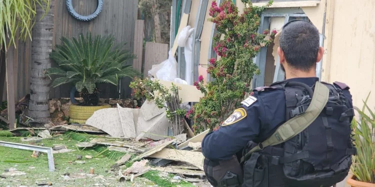Un agente de policía examina los daños causados por el impacto de un cohete en Kiryat Shmona, el 2 de abril de 2026. (Policía de Israel)