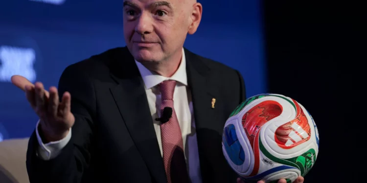 El presidente de la FIFA, Gianni Infantino, habla durante la conferencia Semafor World Economy 2026 en Washington, DC, el 15 de abril de 2026. (Kent Nishimura/AFP)