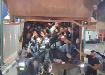 Israel halla 70 palestinos ocultos en un camión de basura que intentaban infiltrarse