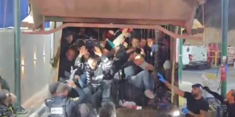 Israel halla 70 palestinos ocultos en un camión de basura que intentaban infiltrarse