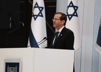 Herzog dice que sueña con “conducir directamente hasta Beirut”