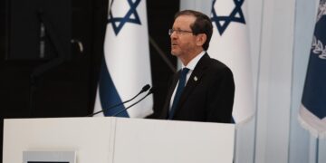 Herzog dice que sueña con “conducir directamente hasta Beirut”