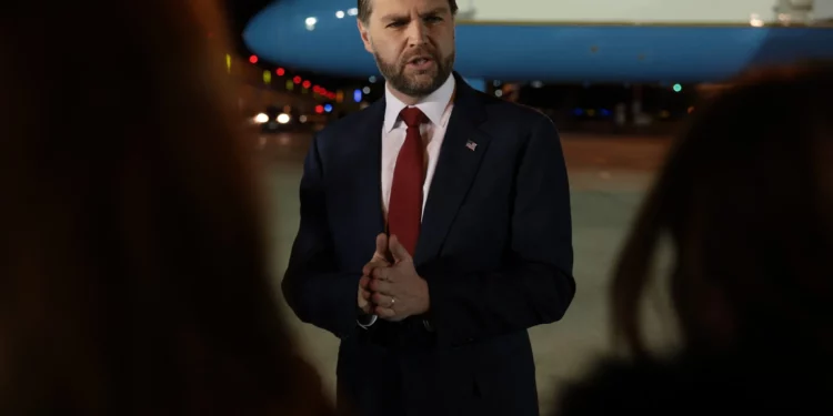 El vicepresidente de Estados Unidos, JD Vance, habla con los medios de comunicación antes de subir al Air Force Two para regresar a Washington D. C., tras el anuncio de la Casa Blanca de que él encabezaría la delegación estadounidense en las próximas conversaciones de paz con Irán, en el Aeropuerto Internacional Ferenc Liszt de Budapest, Hungría, el 8 de abril de 2026. (Jonathan Ernst / Pool / AFP)