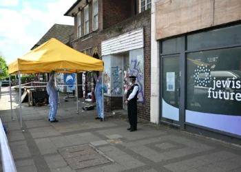 Agentes de la policía científica frente a una oficina que anteriormente utilizaba la organización Jewish Futures en Hendon, al noroeste de Londres, el 18 de abril de 2026. (Justin Tallis / AFP)