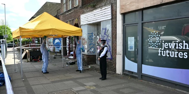Agentes de la policía científica frente a una oficina que anteriormente utilizaba la organización Jewish Futures en Hendon, al noroeste de Londres, el 18 de abril de 2026. (Justin Tallis / AFP)