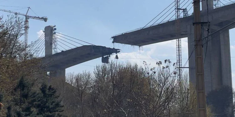Un puente de carretera que une Teherán con la ciudad iraní de Karaj ha sido atacado