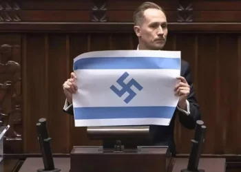 Diputado polaco muestra esvástica y compara a Israel con el Tercer Reich