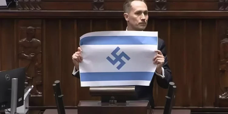 Diputado polaco muestra esvástica y compara a Israel con el Tercer Reich