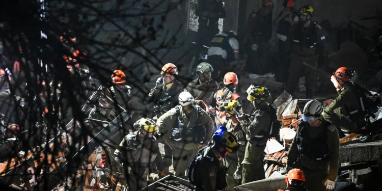 Bomberos califican de inédita la destrucción tras el impacto en Haifa