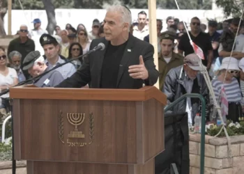 Lapid dice que el Día de los Caídos es para acompañar a las familias