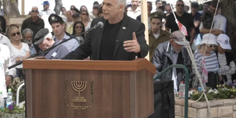 Lapid dice que el Día de los Caídos es para acompañar a las familias