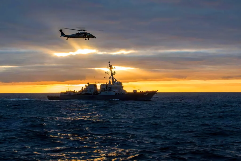 Grupo Nimitz demuestra reabastecimiento del MH-60S Sea Hawk
