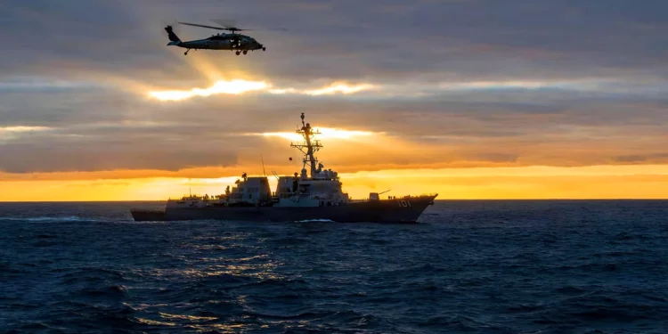 Grupo Nimitz demuestra reabastecimiento del MH-60S Sea Hawk