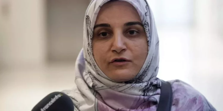 Irán recibe a activista detenida en Francia tras liberación de dos franceses