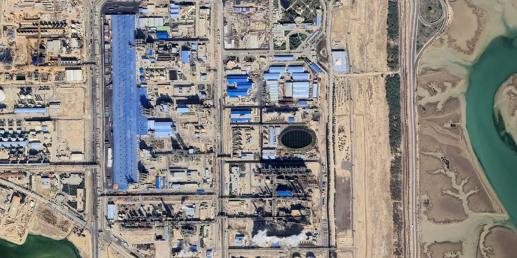 Ataques israelíes alcanzan instalaciones petroquímicas en Mahshahr