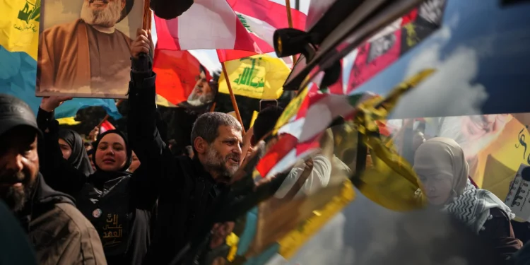 El PM del Líbano cancela su viaje a EE. UU. mientras partidarios de Hezbolá se manifiestan en Beirut