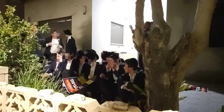 Manifestantes irrumpen en la casa del jefe de la Policía Militar israelí