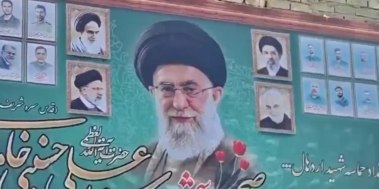 Mural de líderes iraníes muertos muestra a Mojtaba Jamenei