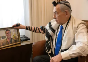 Netanyahu se pone tefilín de soldado que cayó en Operación Margen Protector