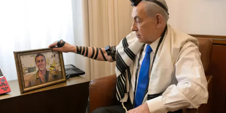 Netanyahu se pone tefilín de soldado que cayó en Operación Margen Protector