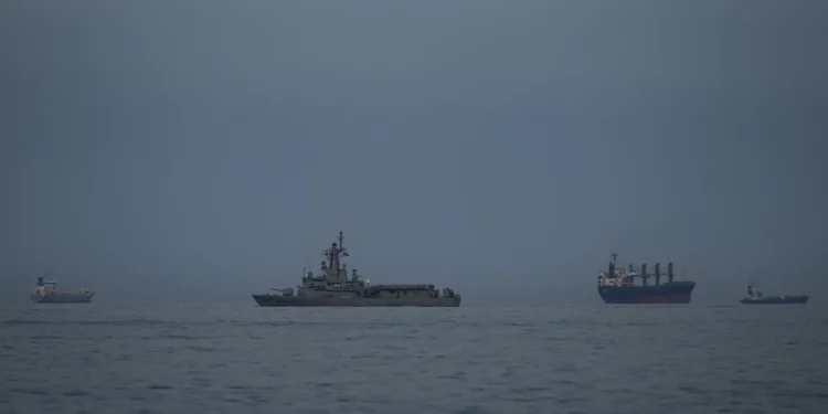 El tráfico por Ormuz sigue casi paralizado pese a la tregua temporal