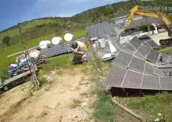 Investigan destrucción de paneles solares atribuida a Israel en el Líbano