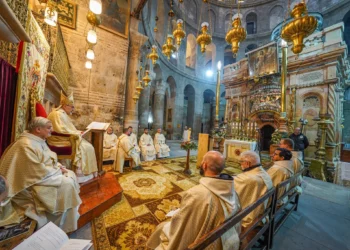 El patriarca latino celebra la misa de Pascua en la iglesia del Santo Sepulcro