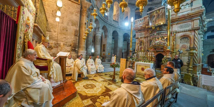 El patriarca latino celebra la misa de Pascua en la iglesia del Santo Sepulcro
