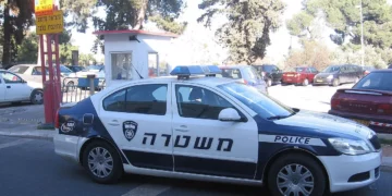 Acusan a mujer de Nazaret de espiar para Irán y fotografiar instalaciones militares y petroleras La policía israelí y el Shin Bet acusaron hoy a una mujer de Nazaret de espiar para Irán y grabar lugares sensibles, entre ellos la refinería de petróleo de Haifa y bases de las Fuerzas de Defensa de Israel. Identificada como Shomua Abu Abed, fue detenida en marzo. Según el comunicado conjunto, operaba desde octubre pasando información a un agente extranjero a cambio de criptomonedas. Entre las misiones que se le atribuyen figuran fotografiar instalaciones de seguridad y bases militares, así como transmitir información sobre un ciudadano israelí que fue antiguo funcionario de seguridad. El caso se enmarca en una tendencia más amplia: en los últimos dos años, la policía ha detenido a más de 50 presuntos espías vinculados a Irán en unos 38 casos que se han hecho públicos.