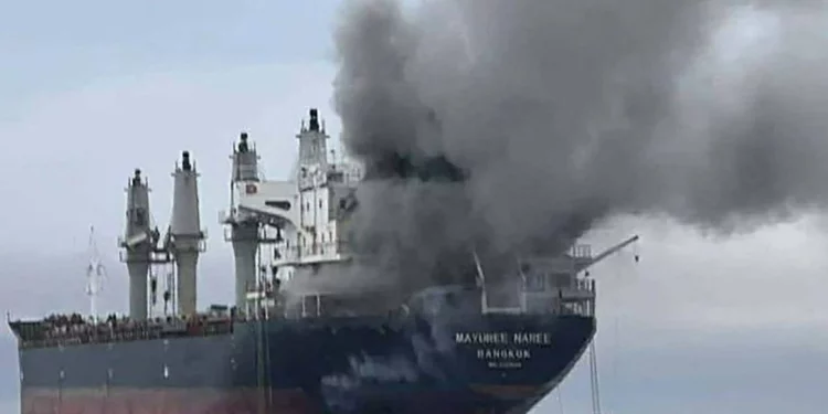 Esta fotografía de archivo, tomada el 11 de marzo de 2026 y difundida por la Armada Real Tailandesa, muestra el humo que se eleva desde el granelero tailandés «Mayuree Naree» cerca del estrecho de Ormuz tras un ataque. (Foto de archivo / Armada Real Tailandesa/AFP)