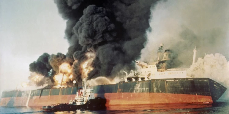 El petrolero Norman Atlantic, matriculado en Singapur, arde en llamas en el estrecho de Ormuz el 6 de diciembre de 1987, tras haber sido atacado por una lancha artillada iraní. (Foto: AP)