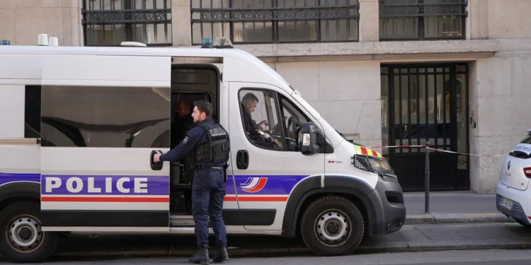 Los bancos de EE. UU. en París refuerzan la seguridad luego de que la policía frustrara un atentado vinculado a IránLos bancos de EE. UU. en París refuerzan la seguridad luego de que la policía frustrara un atentado vinculado a Irán
