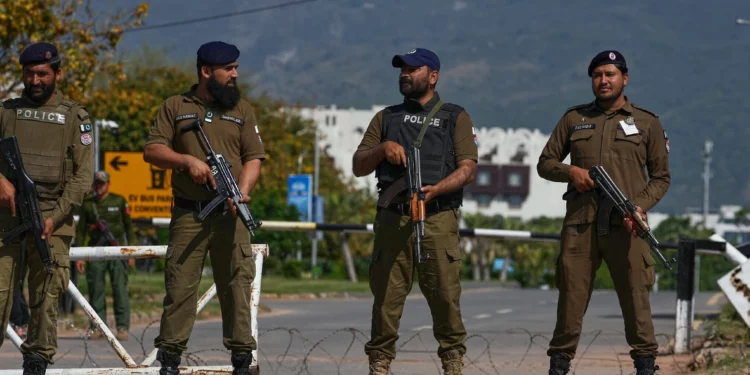 Agentes de policía montan guardia en un puesto de control para garantizar la seguridad antes de la segunda ronda de negociaciones entre EE. UU. e Irán, en Islamabad (Pakistán), el 20 de abril de 2026. (Foto AP/Anjum Naveed)