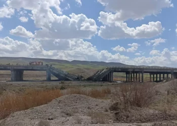 Ataques israelíes dañan puente en iraní entre Hashtroud y Tabriz