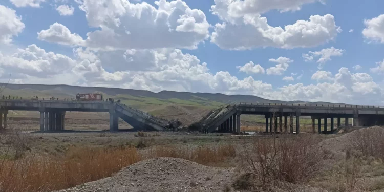 Ataques israelíes dañan puente en iraní entre Hashtroud y Tabriz